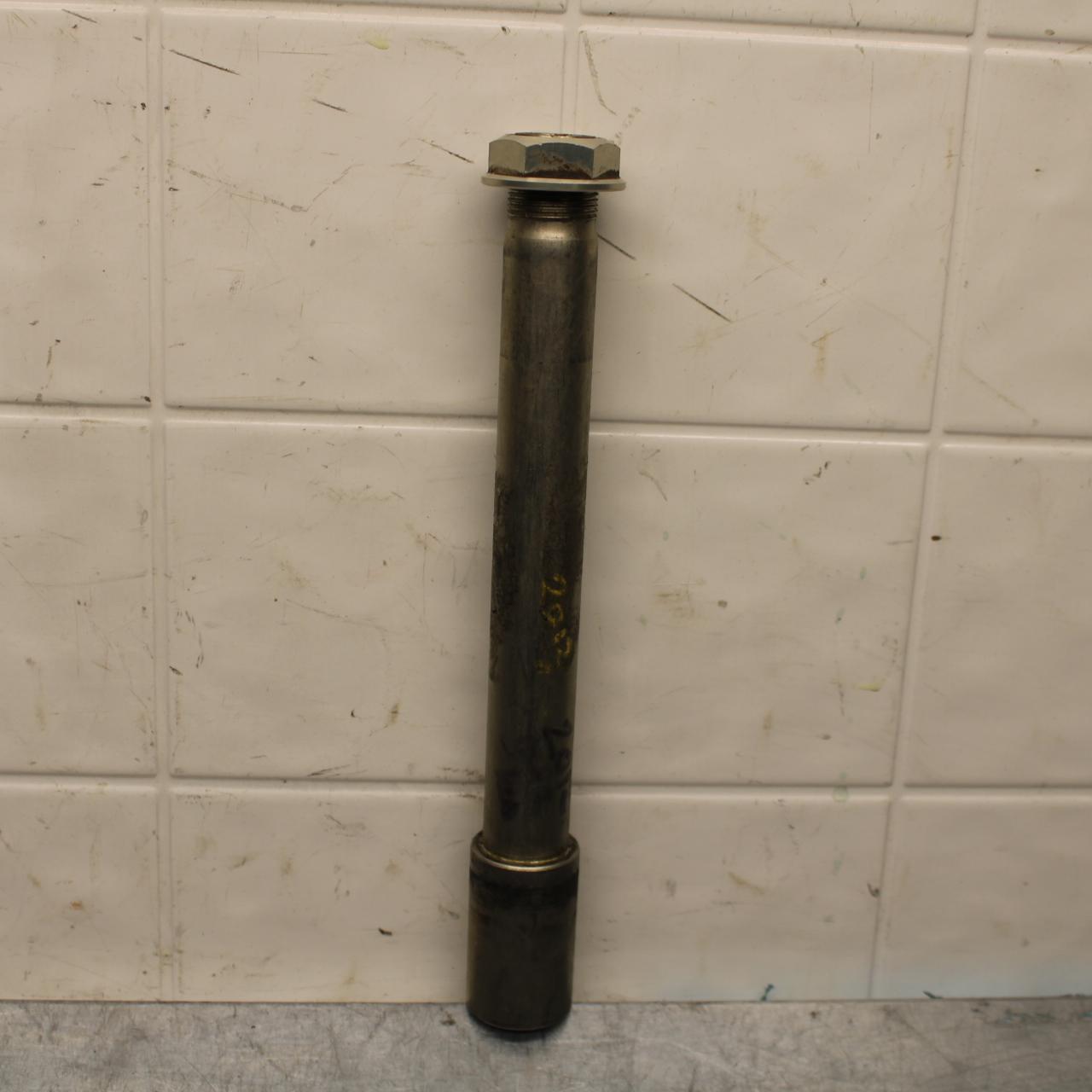 2012 Suzuki GSXR1000 FRONT WHEEL RIM AXLE PIVOT BOLT 54711-47H00 BB582