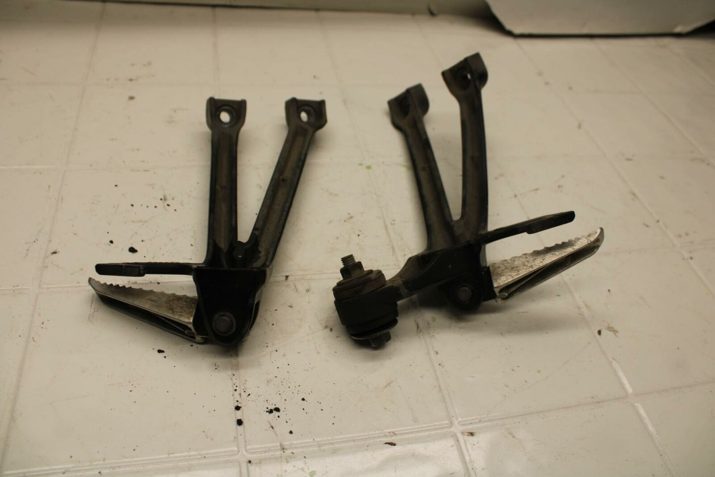 08-10 SUZUKI GSXR750 REAR BACK PASSENGER PEG SET PAIR BB396