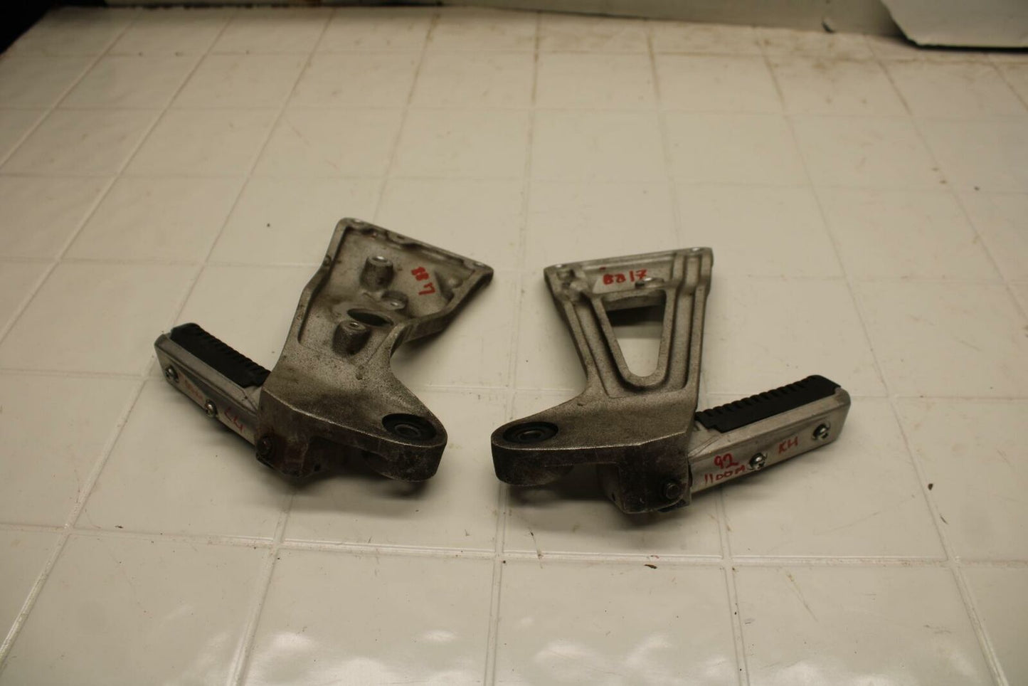 91-92 SUZUKI GSXR1100 GSXR 1100M REAR BACK PASSENGER PEG SET PAIR BB03c