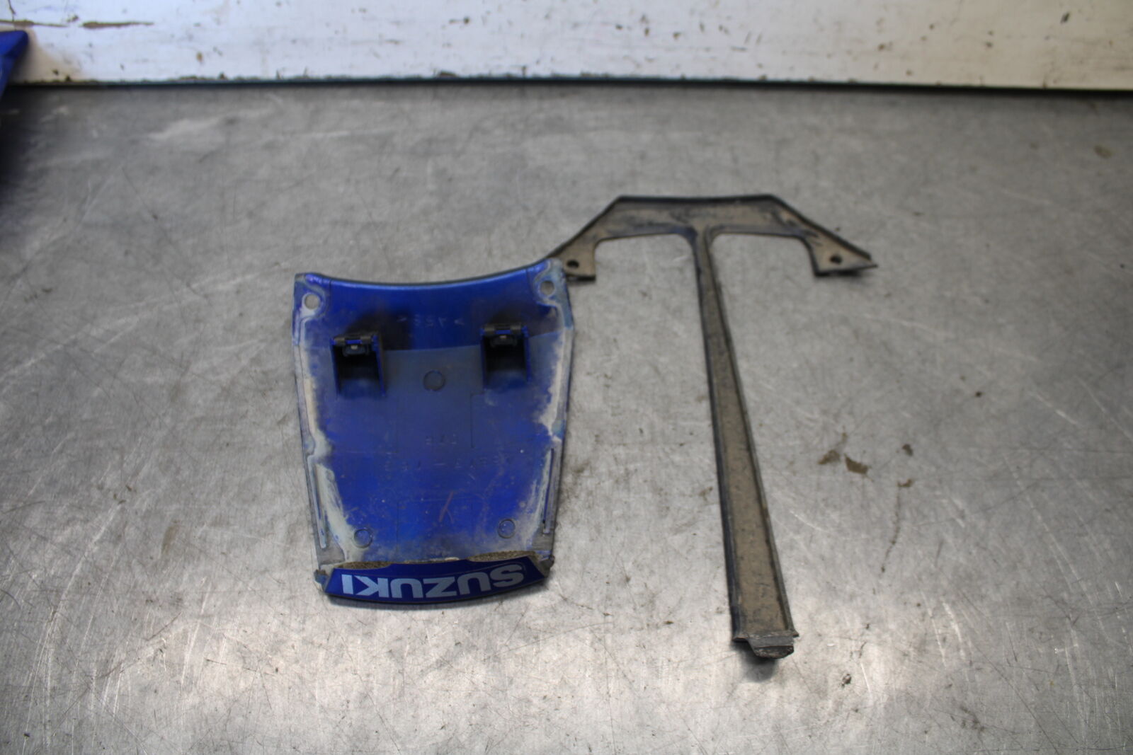 03-07 SUZUKI SV1000S CENTER REAR BACK TAIL FAIRING COVER TRIM COWL BB657