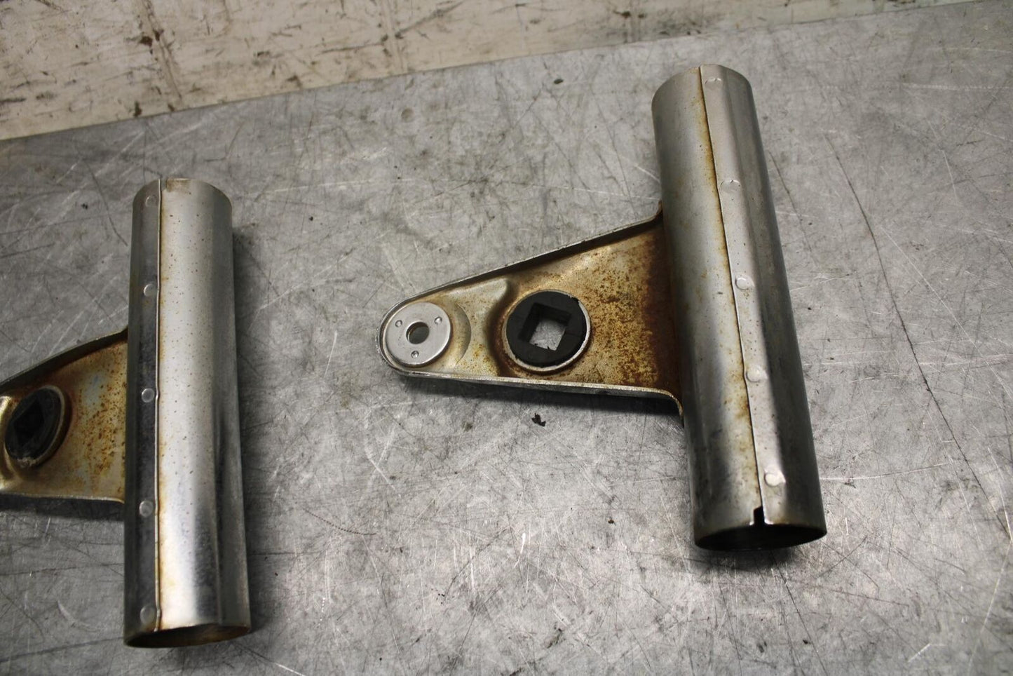 1982 Suzuki GS450L SINGLE HEADLIGHT HEAD LAMP LIGHT BRACKETS BB52