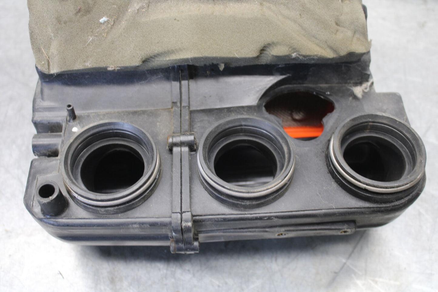 01-06 TRIUMPH TIGER 955I AIRBOX AIR INTAKE FILTER BOX BB693