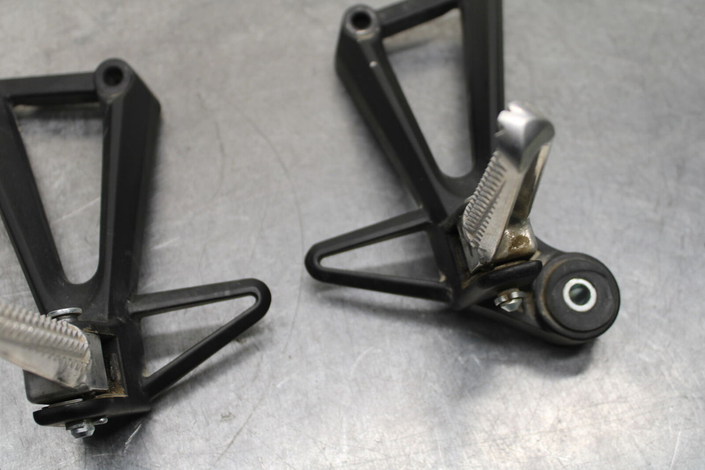 19-24 YAMAHA R3 REAR BACK PASSENGER PEG SET PAIR BB736