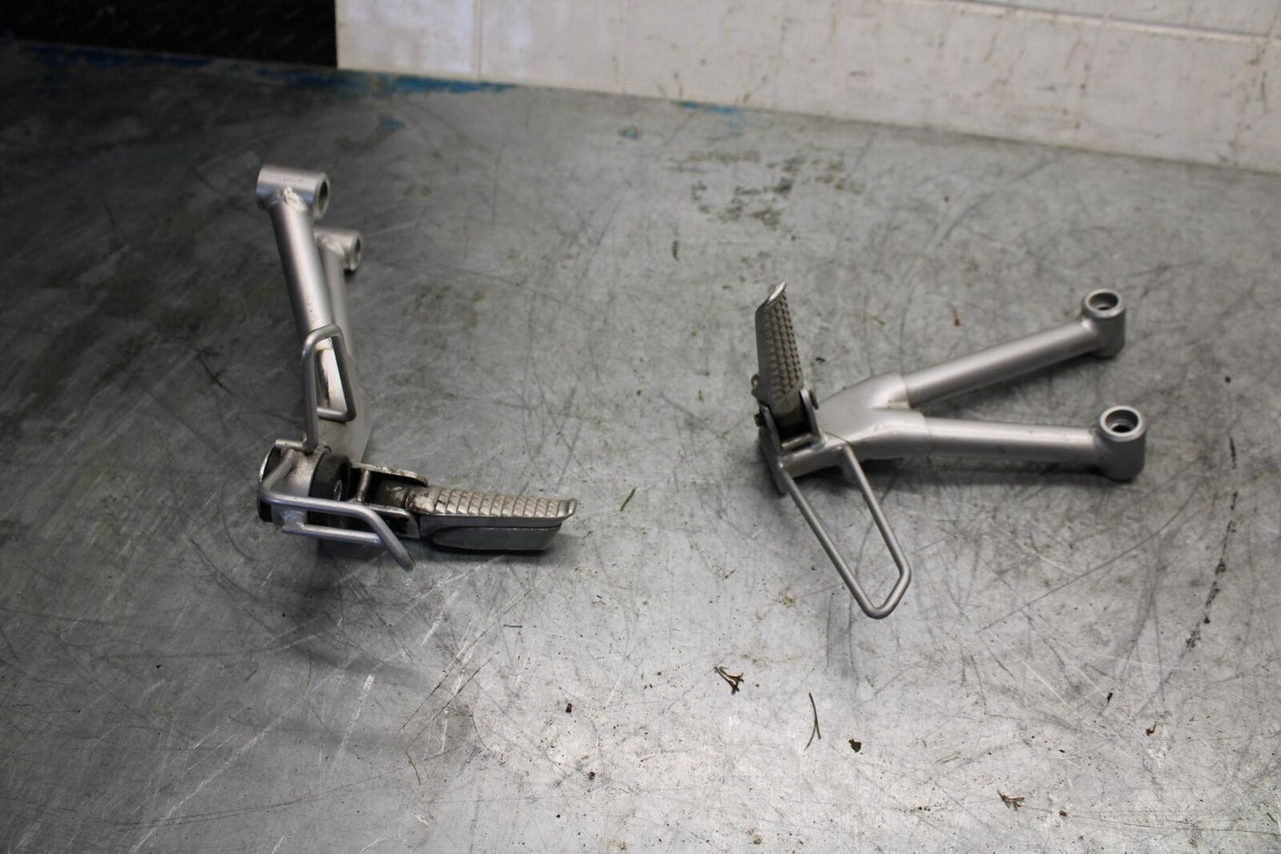 01-05 SUZUKI BANDIT 1200S GSF1200S REAR BACK PASSENGER PEG SET PAIR BB428