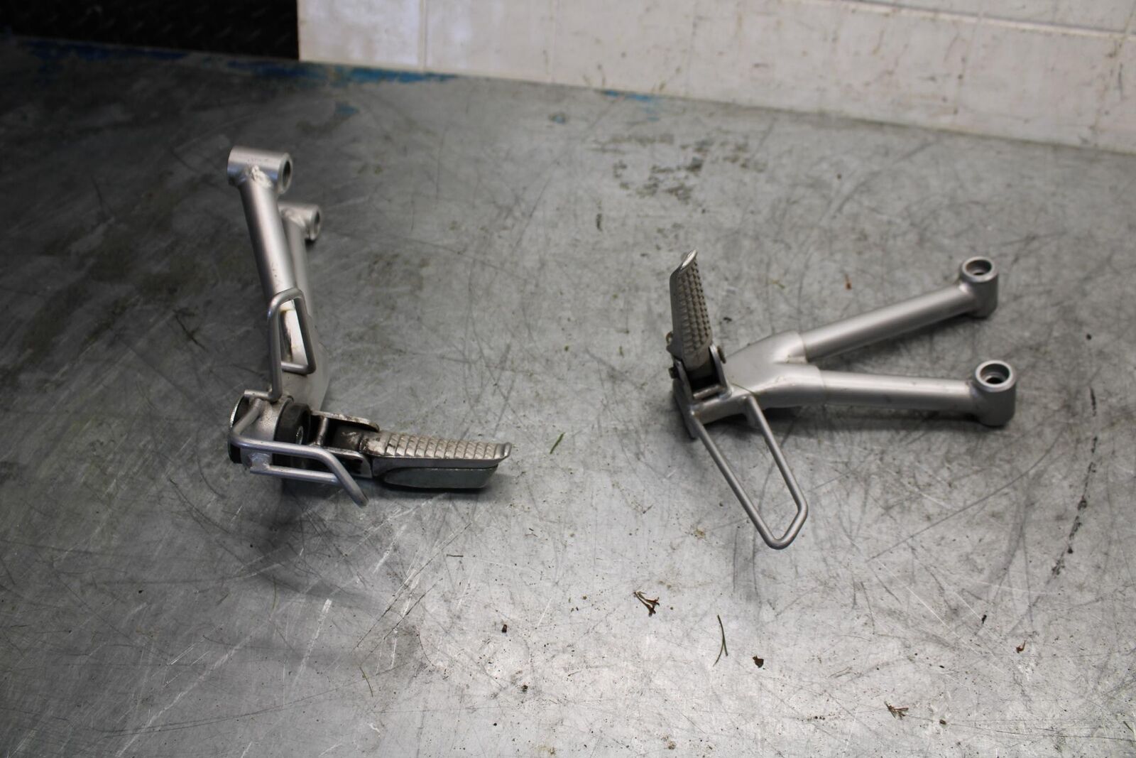 01-05 SUZUKI BANDIT 1200S GSF1200S REAR BACK PASSENGER PEG SET PAIR BB428