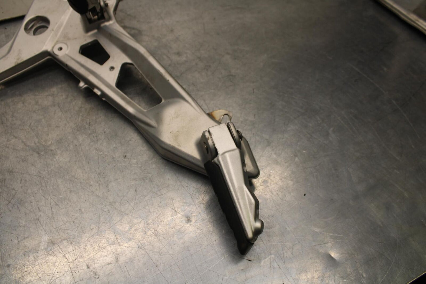 20-23 BMW F900R RIGHT REARSET REAR SET DRIVER FOOT PEG BRACKET BB603