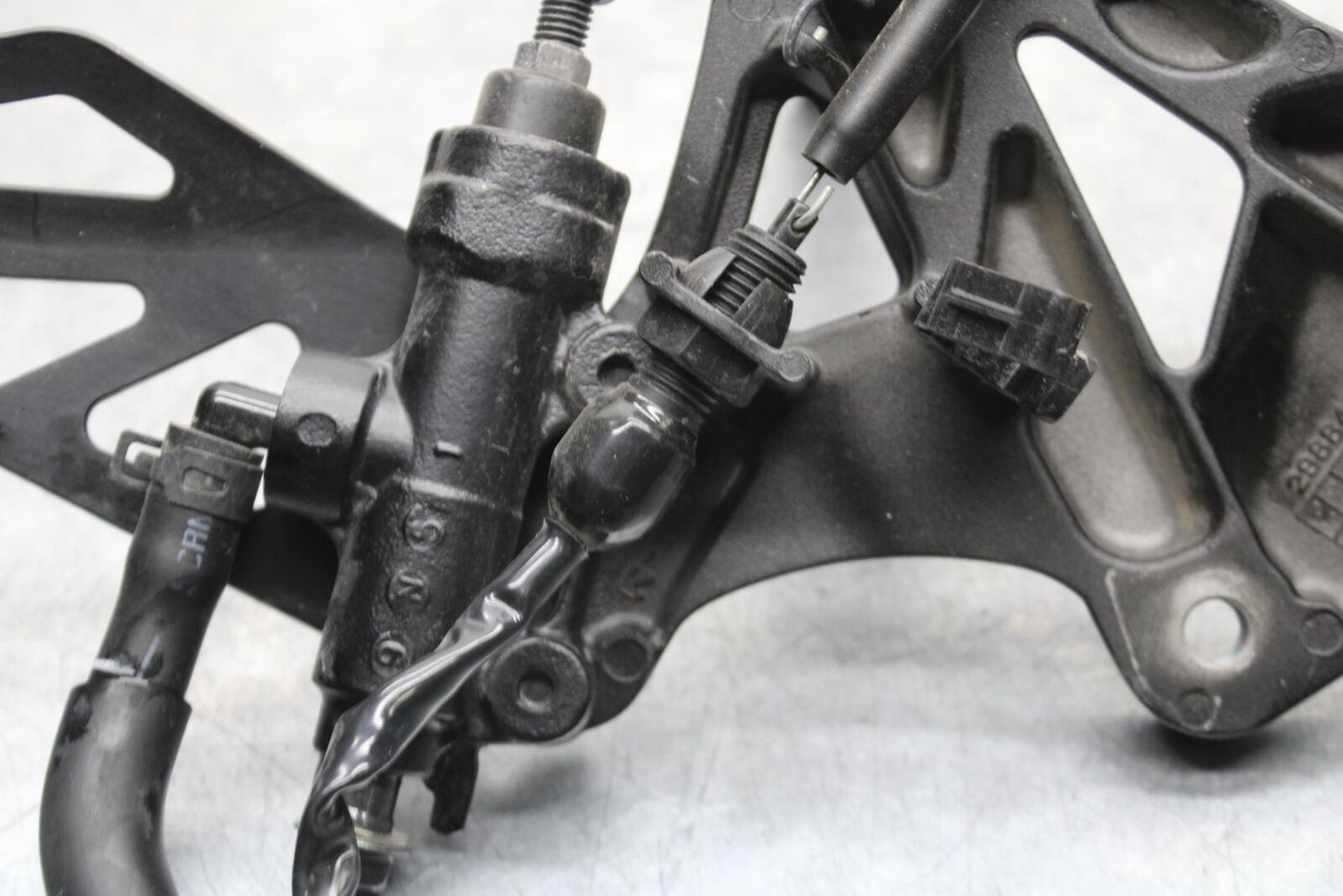 20 SUZUKI GSXR 1000 RIGHT REARSET REAR SET DRIVER FOOT PEG REST STOP BB597