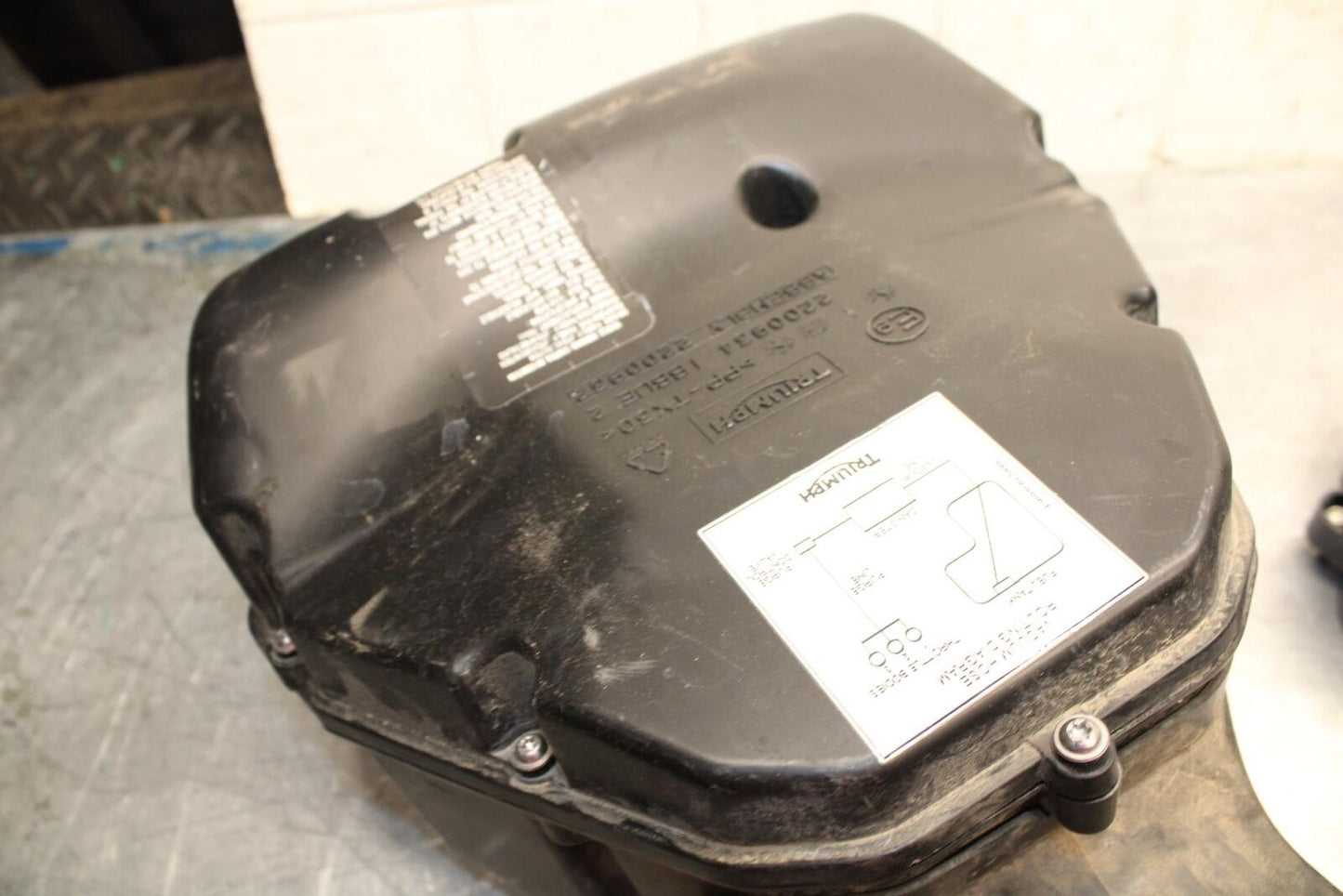 17-21 TRIUMPH STREET TRIPPLE R ABS AIRBOX AIR INTAKE FILTER BOX bb452