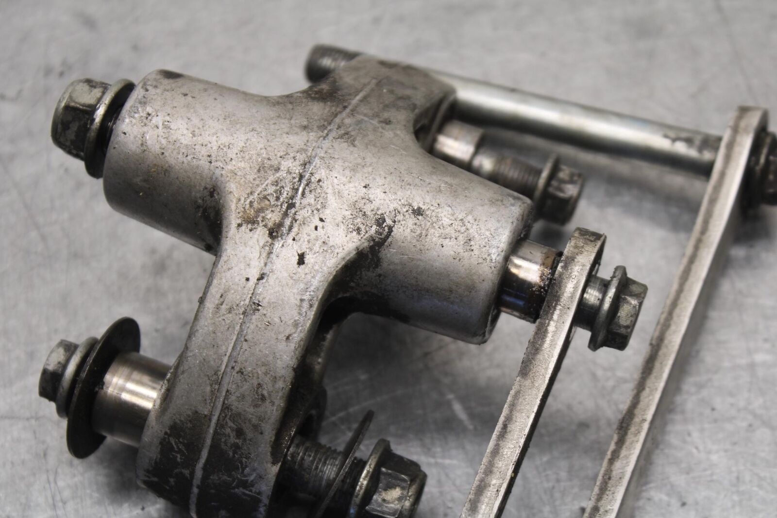 01-03 SUZUKI GSXR600 REAR DOGBONE SHOCK LINKAGE LINK 62600-35870 BB639