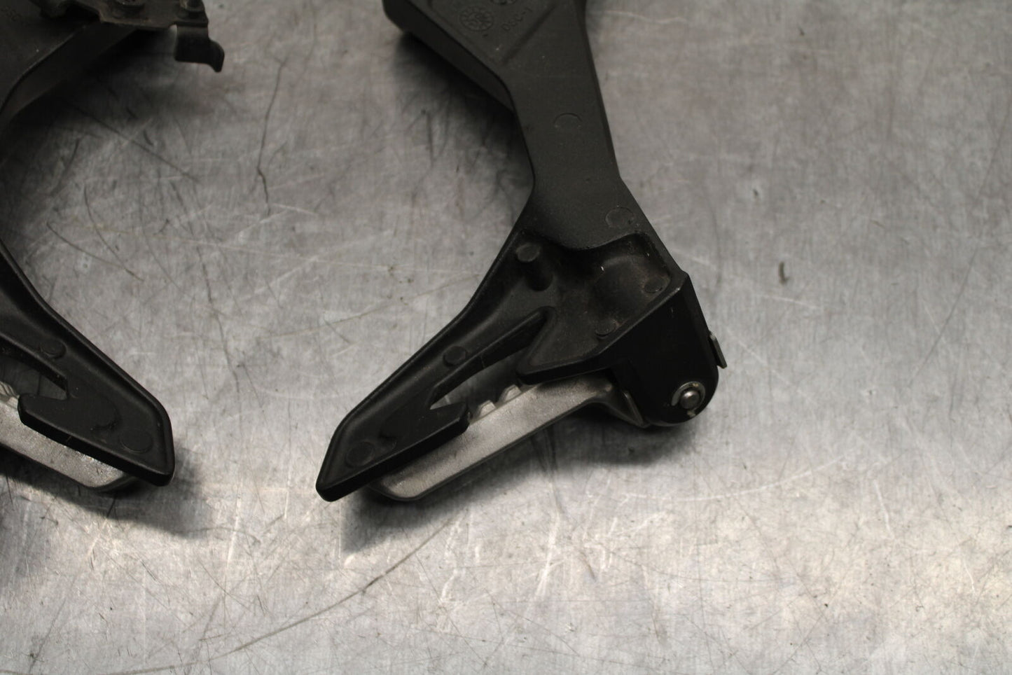 19-22 KAWASAKI Z400 REAR BACK PASSENGER PEG SET PAIR BB738