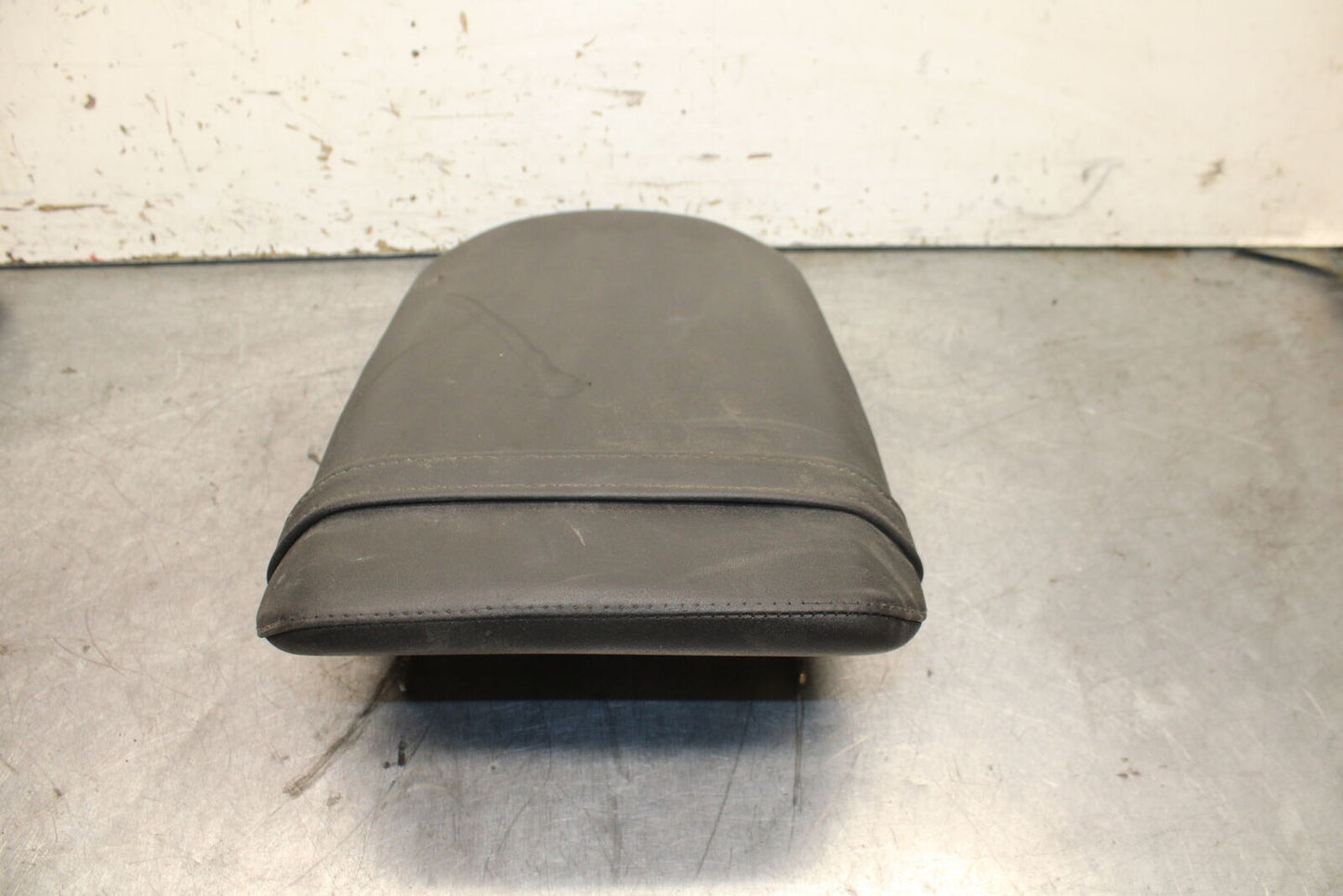 03-04 TRIUMPH DAYTONA 600 REAR BACK PASSENGER SEAT PAD SADDLE PILLION BB745