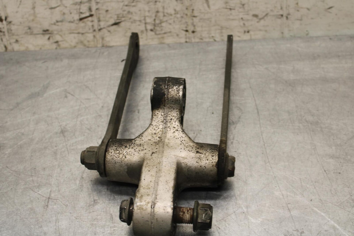 2004 Suzuki Intruder 1500 VL1500 REAR BACK SHOCK LINKAGE BB573