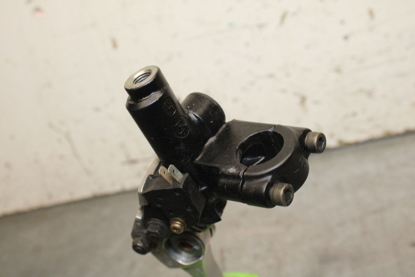 03-04 TRIUMPH DAYTONA 600 FRONT BRAKE MASTER CYLINDER w/ LEVER BB745