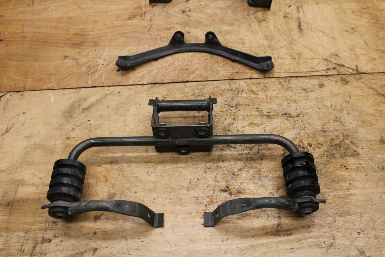 02-03 SUZUKI VSTROM 1000 GAS TANK FUEL CELL PETROL RESERVOIR BRACKET MOUNT BB331