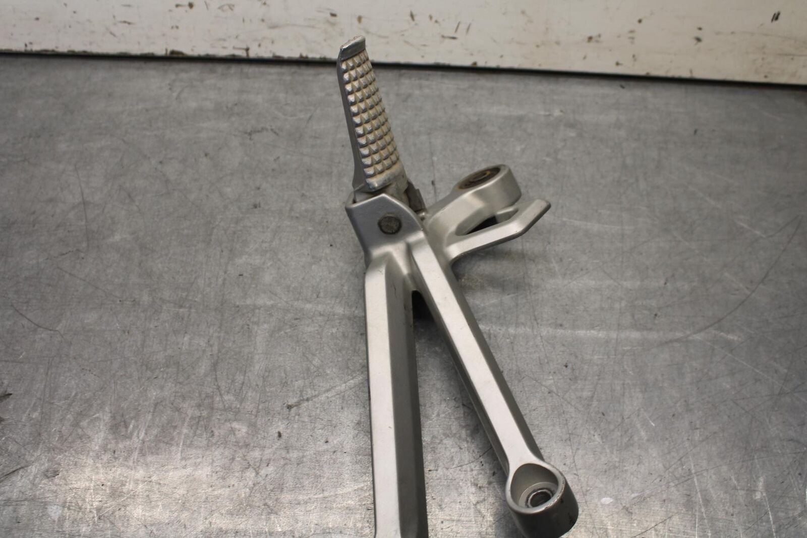 01-03 SUZUKI GSXR600 RIGHT REAR BACK PASSENGER PEG 43600-35F00 BB633