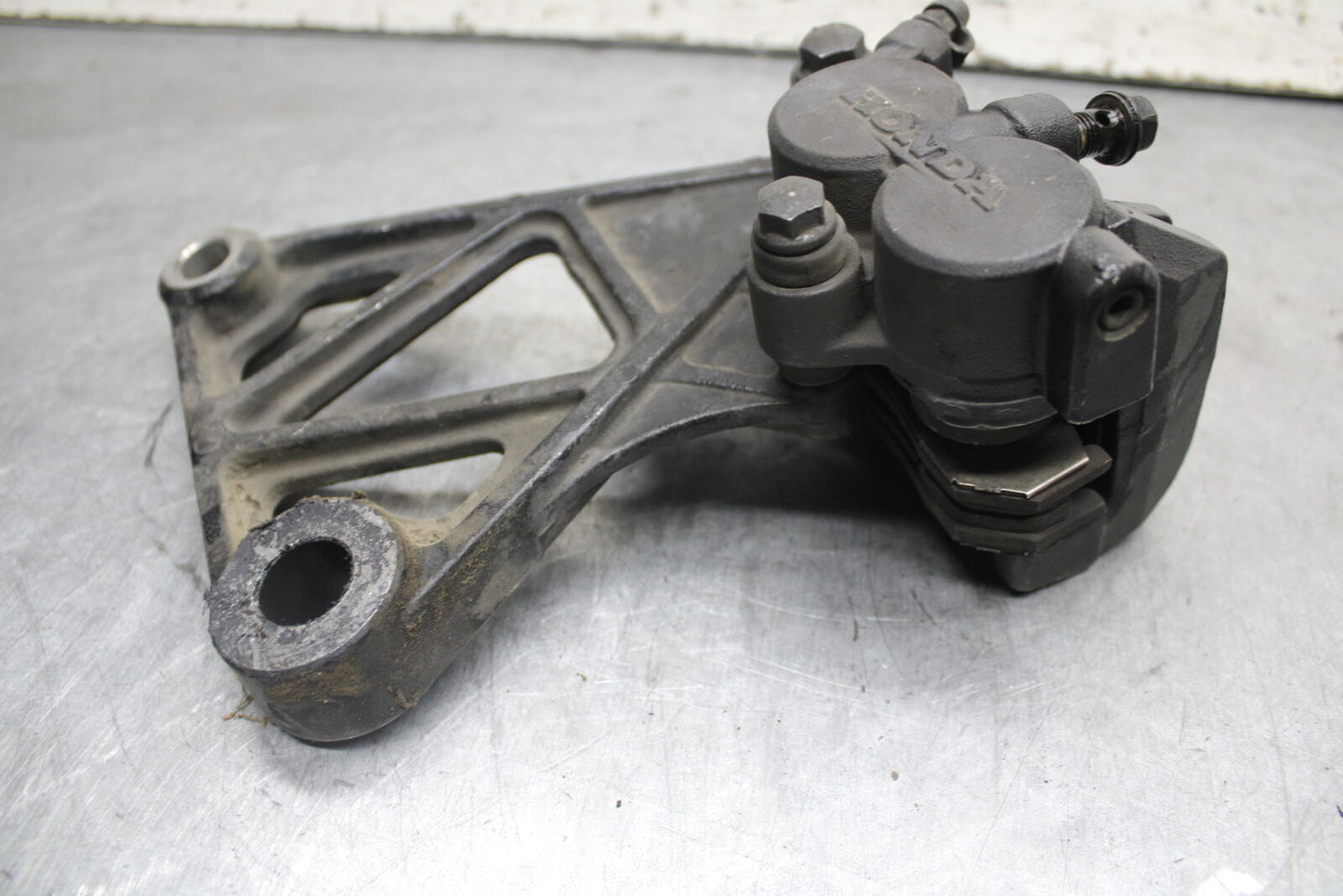 93-00 HONDA GOLDWING 1500 GL1500SE REAR BACK BRAKE CALIPER W MOUNT BRACKET BB700