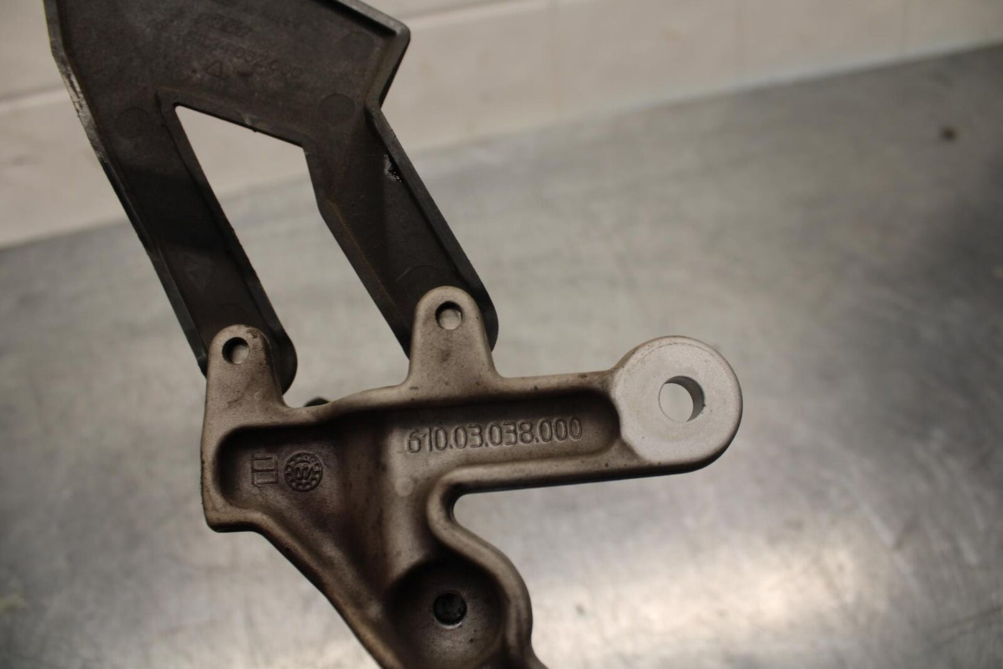 07-11 KTM 990 SUPER DUKE LEFT REARSET REAR SET DRIVER FOOT PEG REST STOP BB578