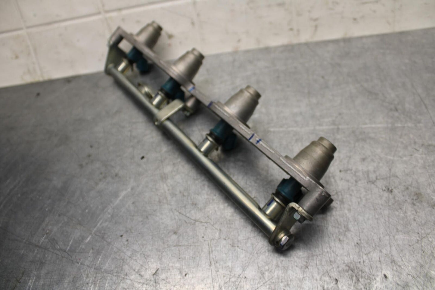 06-07 HONDA CBR1000RR SECONDARY FUEL INJECTORS TOP AIRBOX GAS RAIL BB75