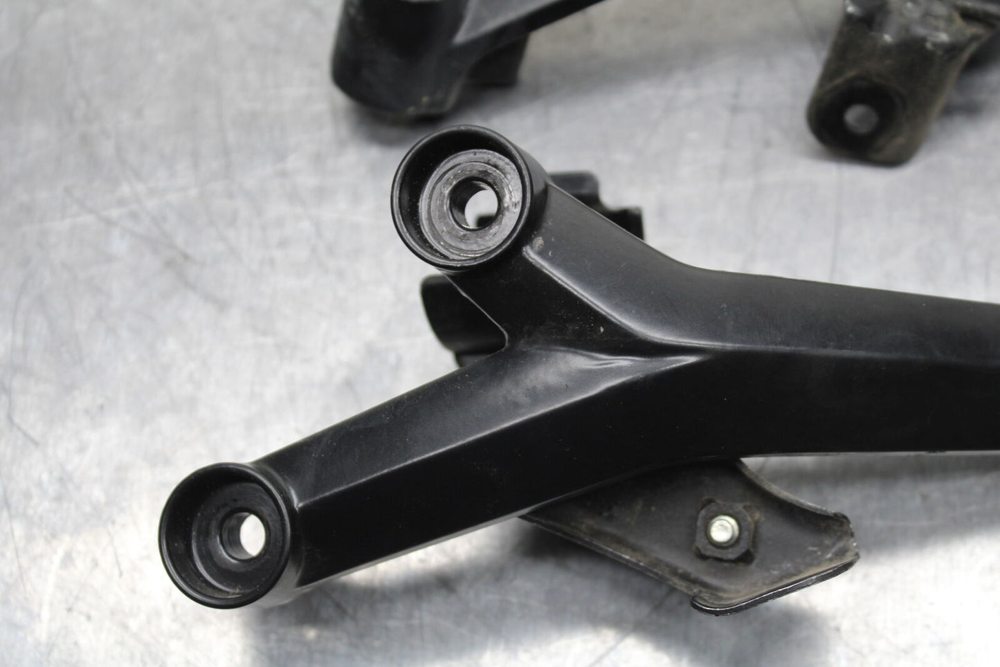 17-24 KTM 390 DUKE ENGINE MOTOR MOUNT STAY BRACKETS BB734