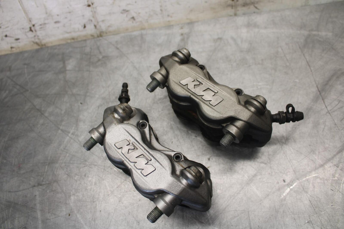 22 KTM 890 ADVENTURE RIGHT LEFT FRONT BRAKE CALIPER SET PAIR CALIPERS BB514