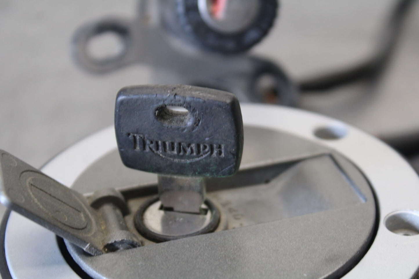 01-06 TRIUMPH TIGER 955I IGNITION LOCK KEY SET W/ GAS CAP BB693