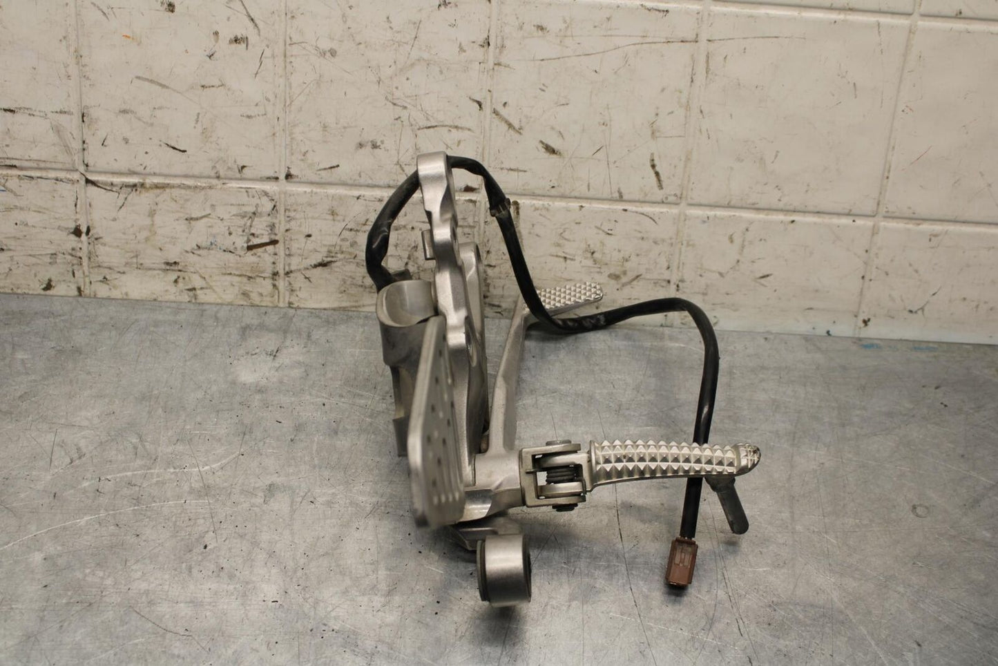 2006 Yamaha YZF R6 RIGHT REARSET REAR SET DRIVER FOOT PEG REST STOP BB560
