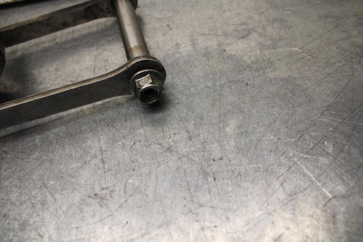 01 SUZUKI GSXR1000 REAR DOGBONE SHOCK LINKAGE LINK 62600-35870 BB100