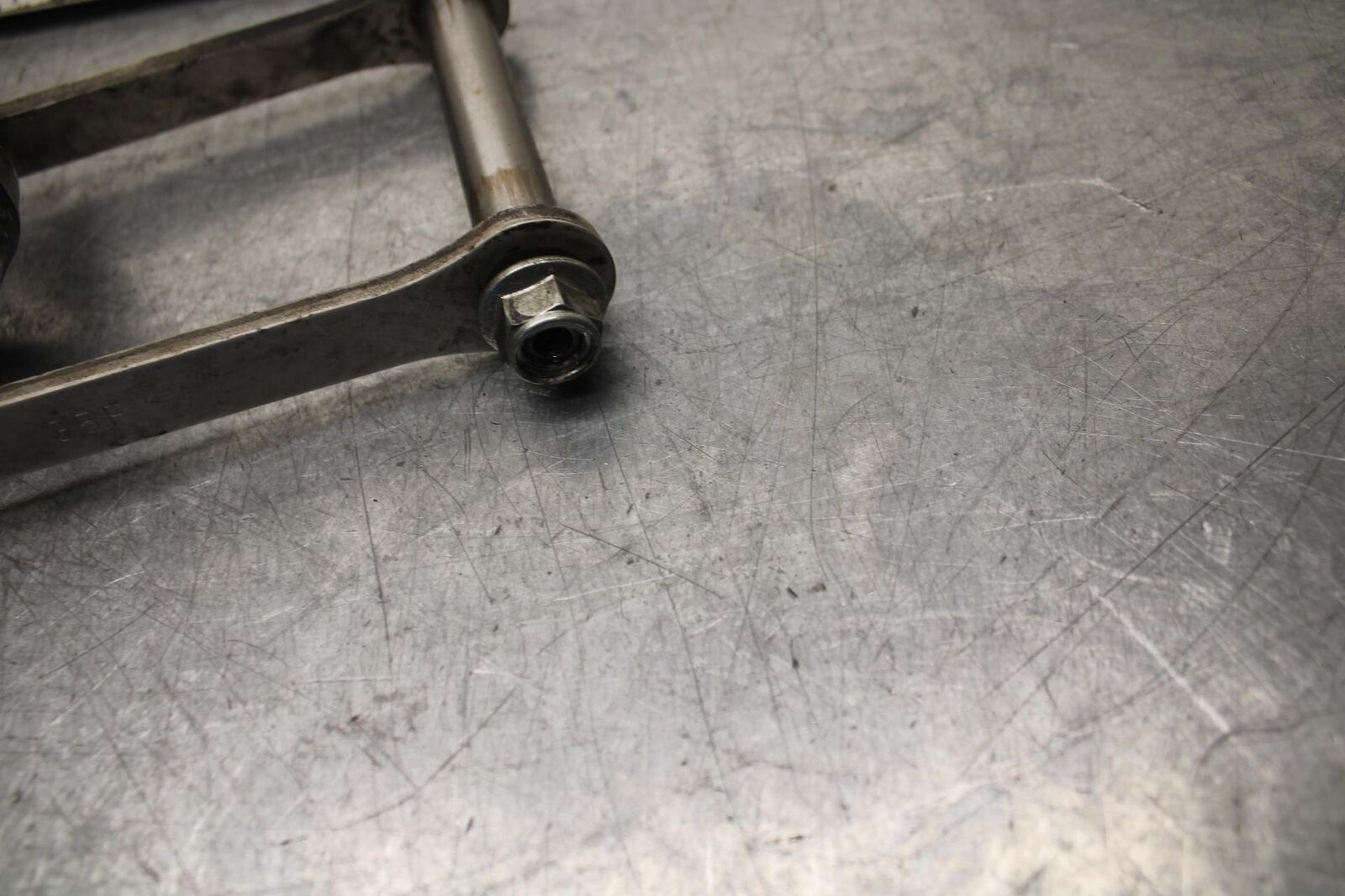 01 SUZUKI GSXR1000 REAR DOGBONE SHOCK LINKAGE LINK 62600-35870 BB100