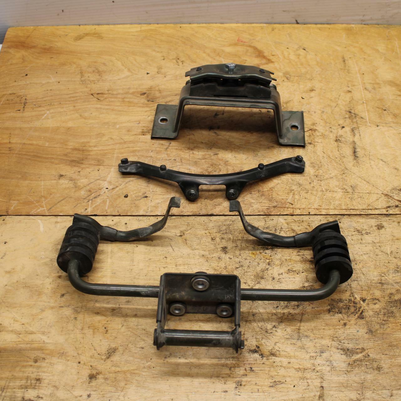 02-03 SUZUKI VSTROM 1000 GAS TANK FUEL CELL PETROL RESERVOIR BRACKET MOUNT BB331