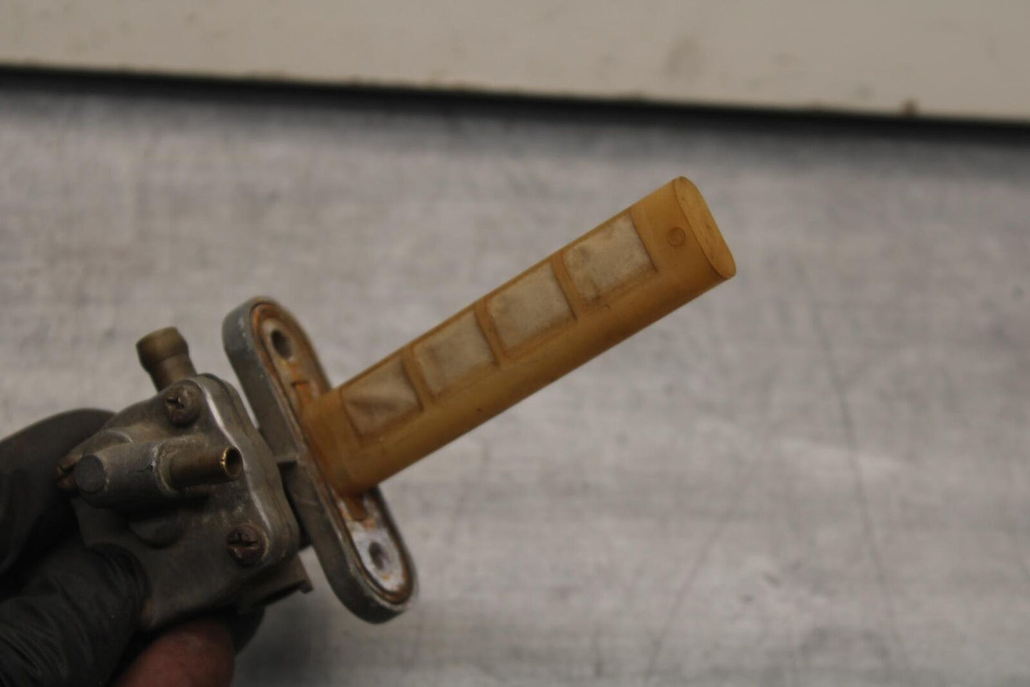 80-83 SUZUKI GS750E FUEL GAS TANK PETCOCK SHUT ON OFF VALVE BB82