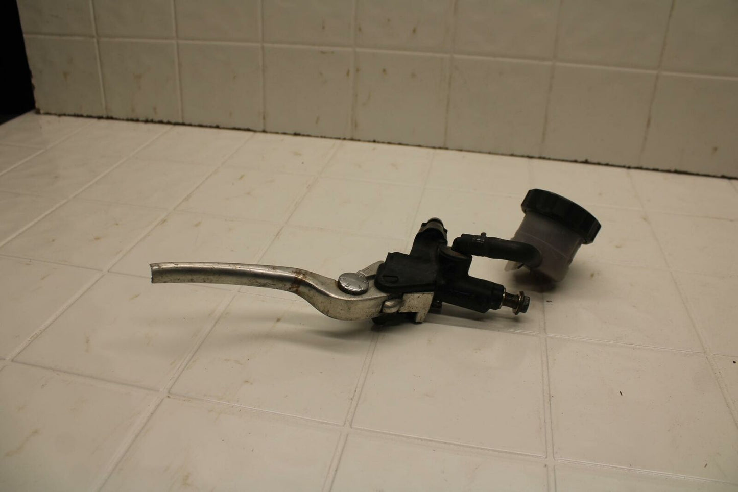01-02 SUZUKI GSXR750 FRONT BRAKE MASTER CYLINDER w/ LEVER BB402