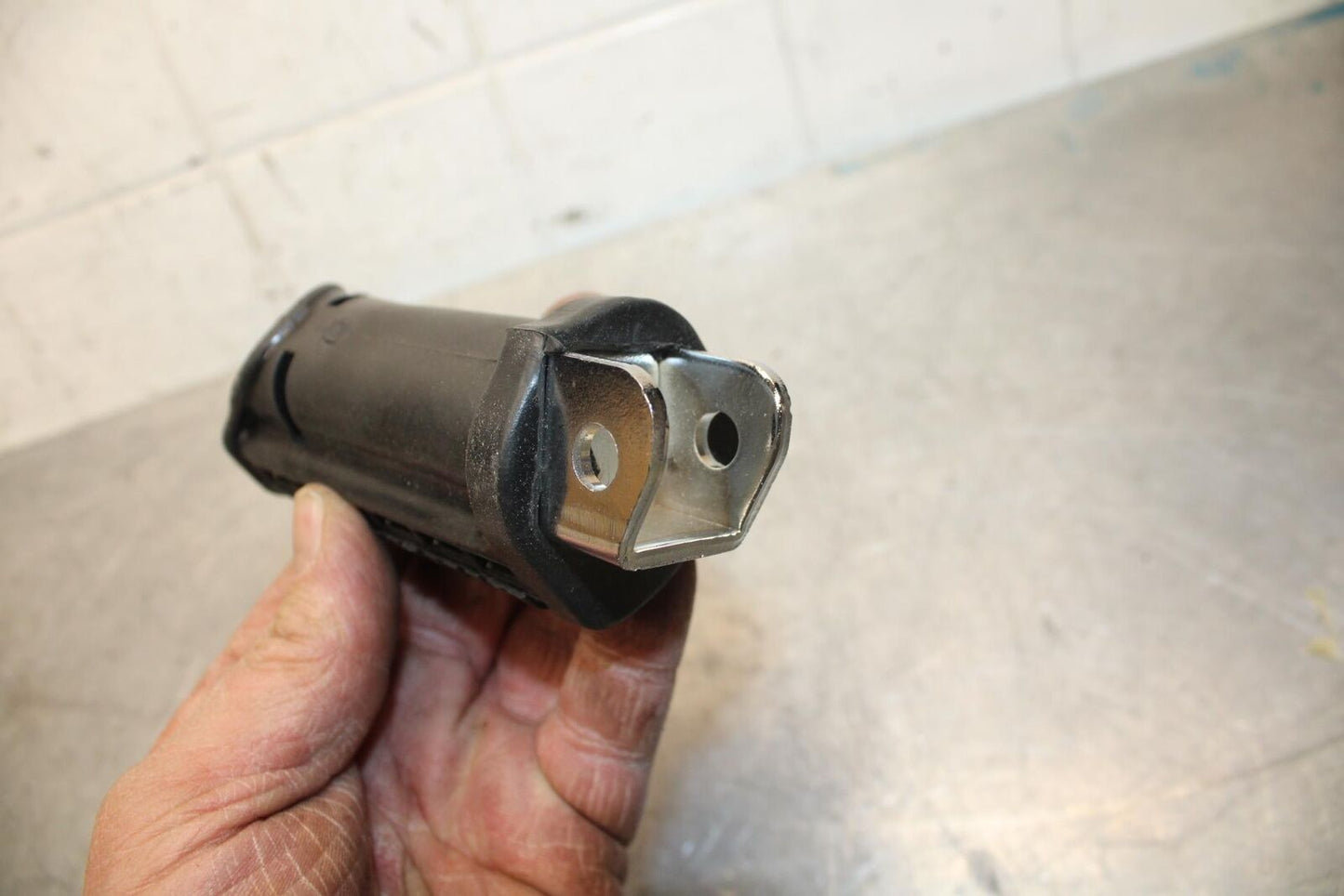 1983 Suzuki GS1100E RIGHT FRONT FOOT REST PEG STEP 43550-34501 BB37