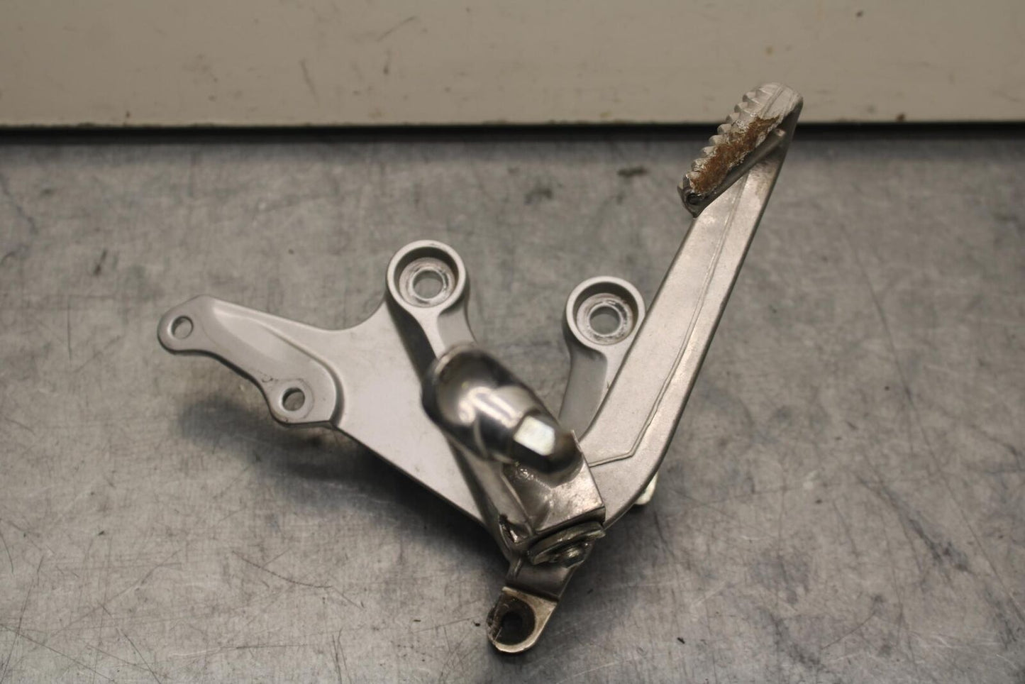 04-05 SUZUKI GSXR750 RIGHT REARSET REAR SET DRIVER FOOT PEG REST STOP BB81