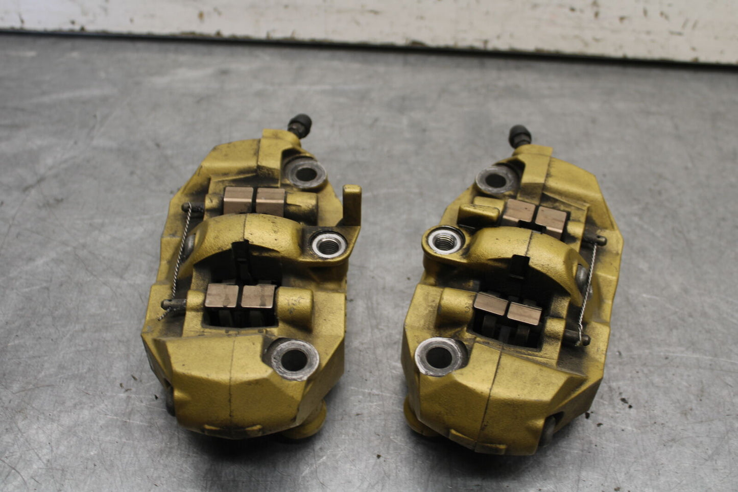 04-05 SUZUKI GSXR600 RIGHT LEFT FRONT BRAKE CALIPER SET PAIR CALIPERS BB658