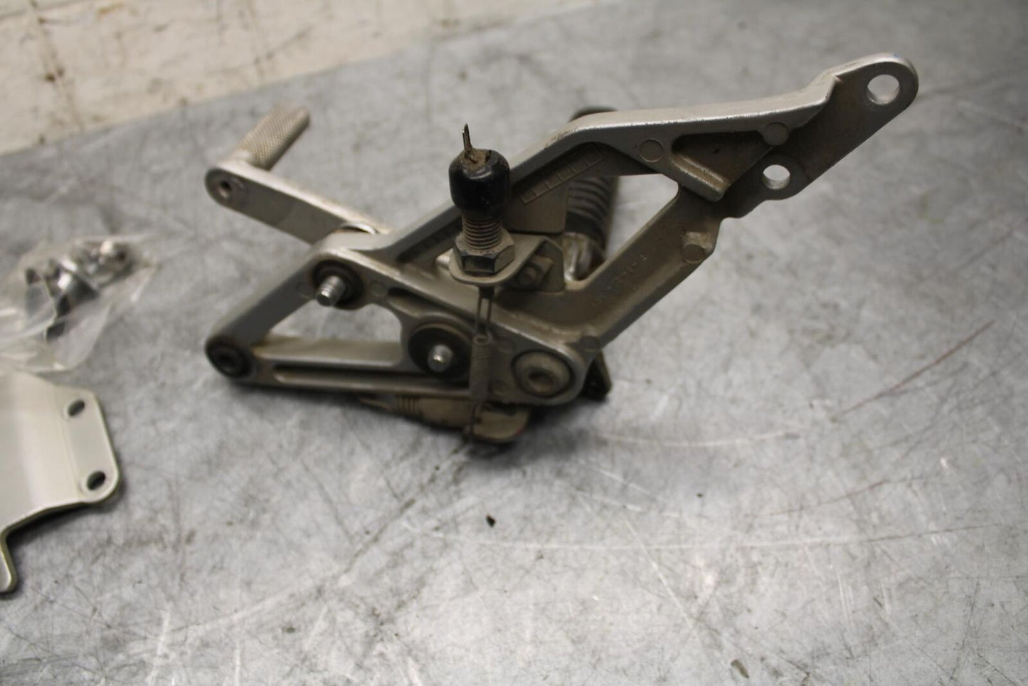1993 Suzuki GSXR1100W RIGHT REARSET REAR SET DRIVER FOOT PEG BRACKET MOUNT BB46