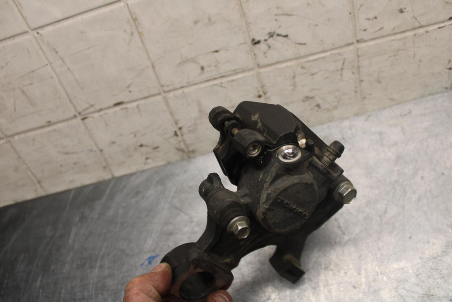 08-09 SUZUKI GSXR600 REAR BRAKE CALIPER W MOUNT BRACKET 69100-21H00-999 BB34