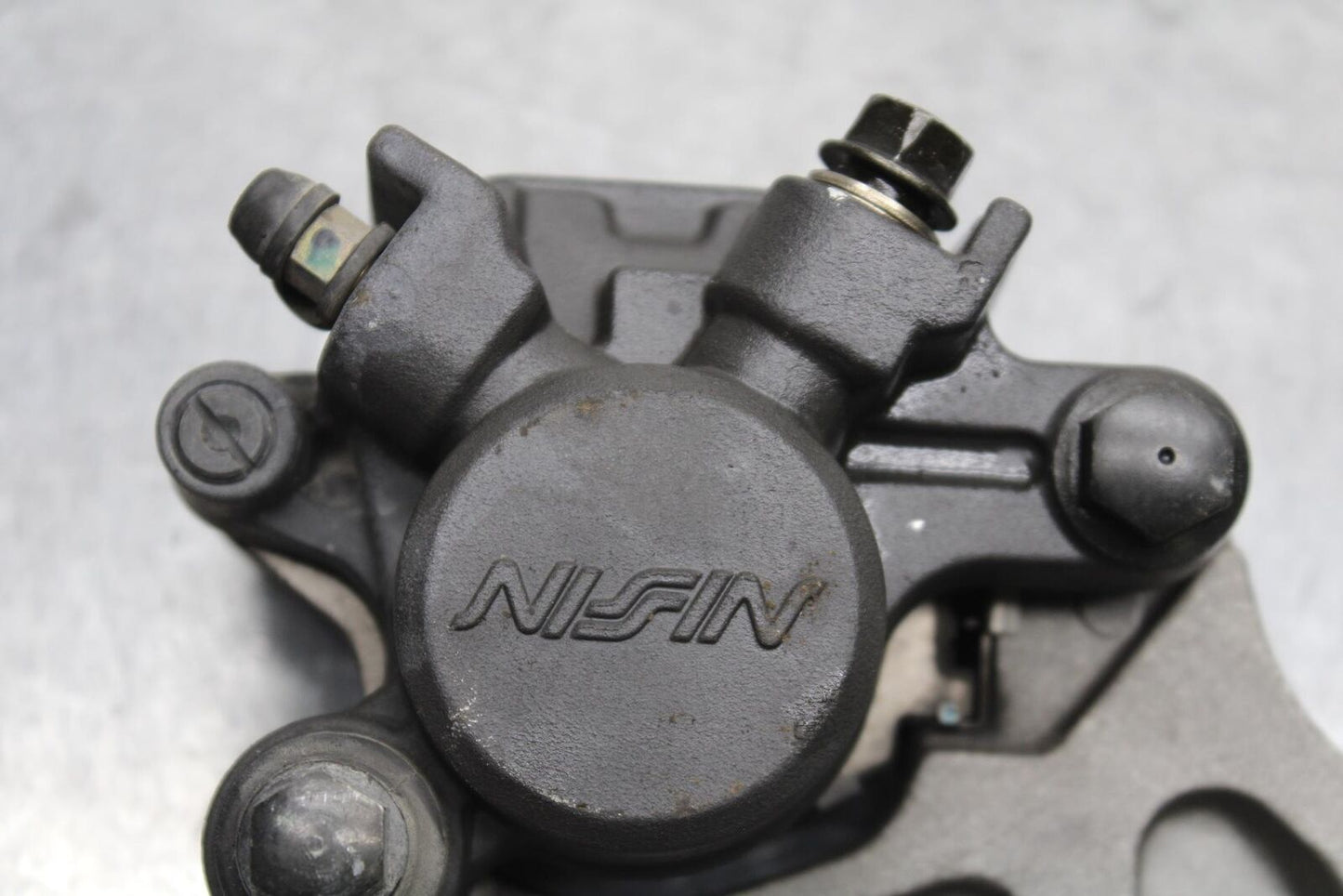 01-06 HONDA CBR600F4I REAR BRAKE CALIPER W MOUNT BRACKET 43150-MBW-006 BB626