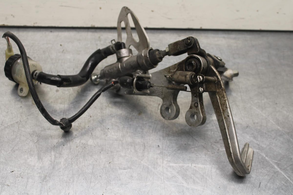 2011 Suzuki GSXR600 REAR BACK BRAKE MASTER CYLINDER W RESERVOIR BB605