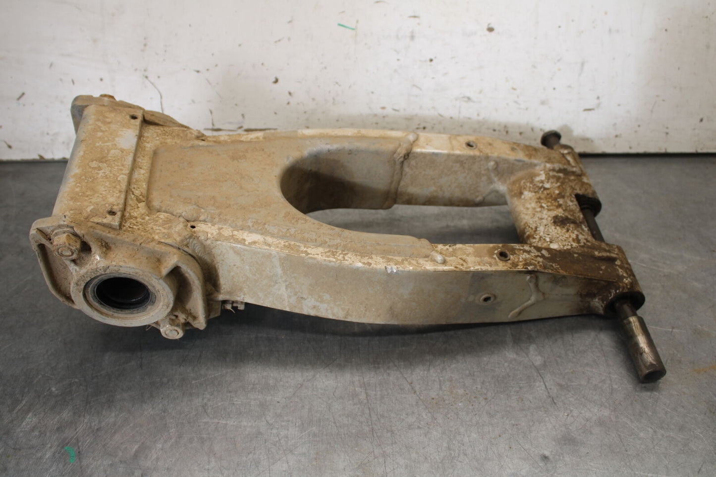 01-05 YAMAHA RAPTOR 660R REAR SWINGARM BACK SUSPENSION SWING ARM BB695