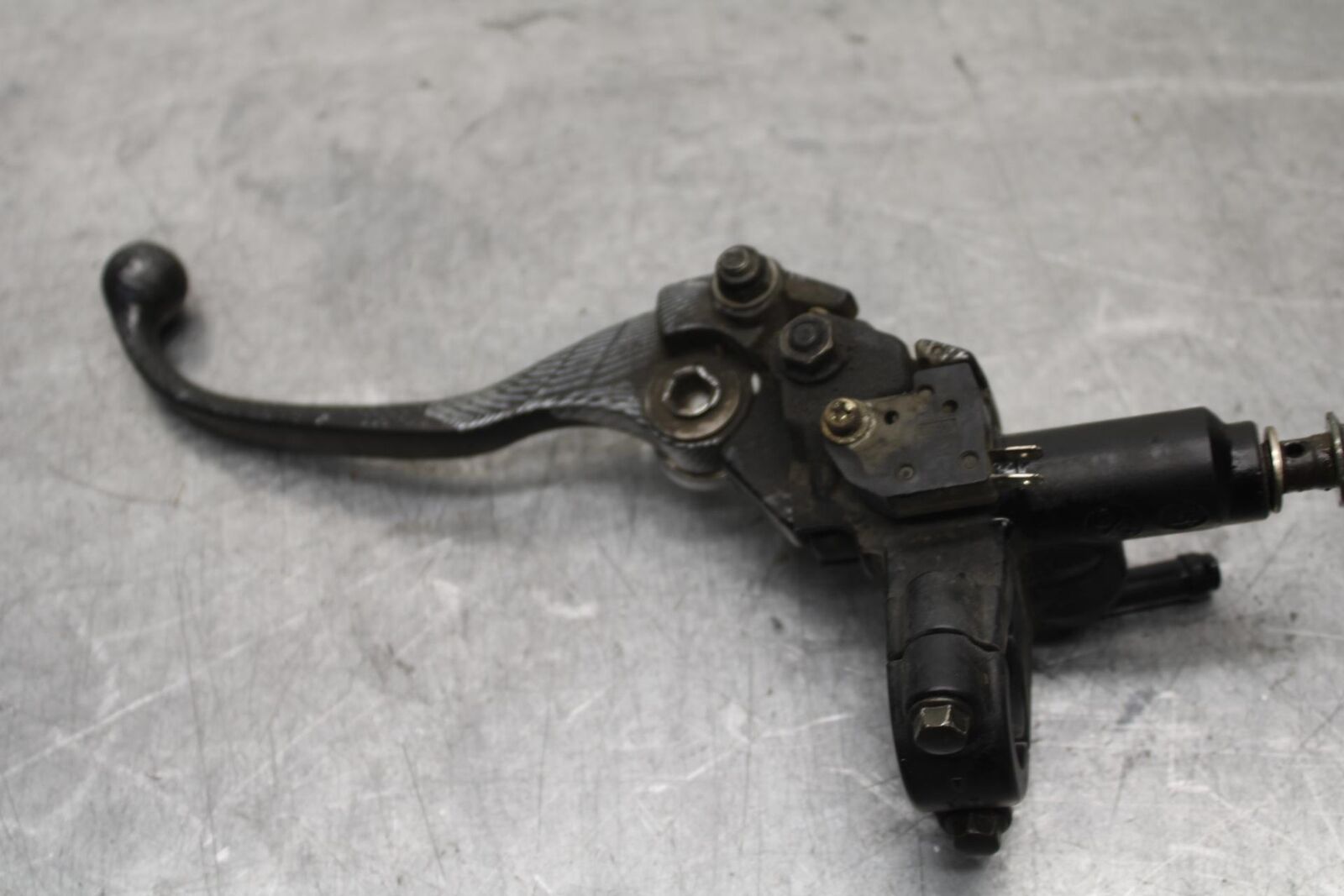 01-03 SUZUKI GSXR600 FRONT BRAKE MASTER CYLINDER w/ LEVER 57300-33E01 BB633