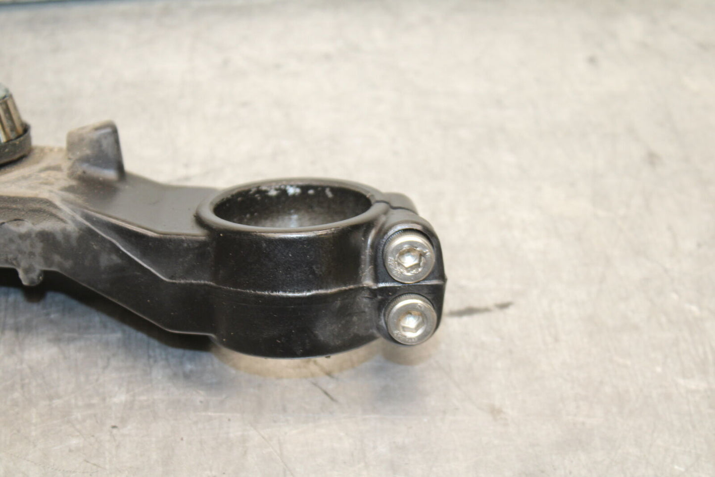 03-04 TRIUMPH DAYTONA 600 FRONT FORKS CLAMP LOWER TRIPLE TREE STEM BB745