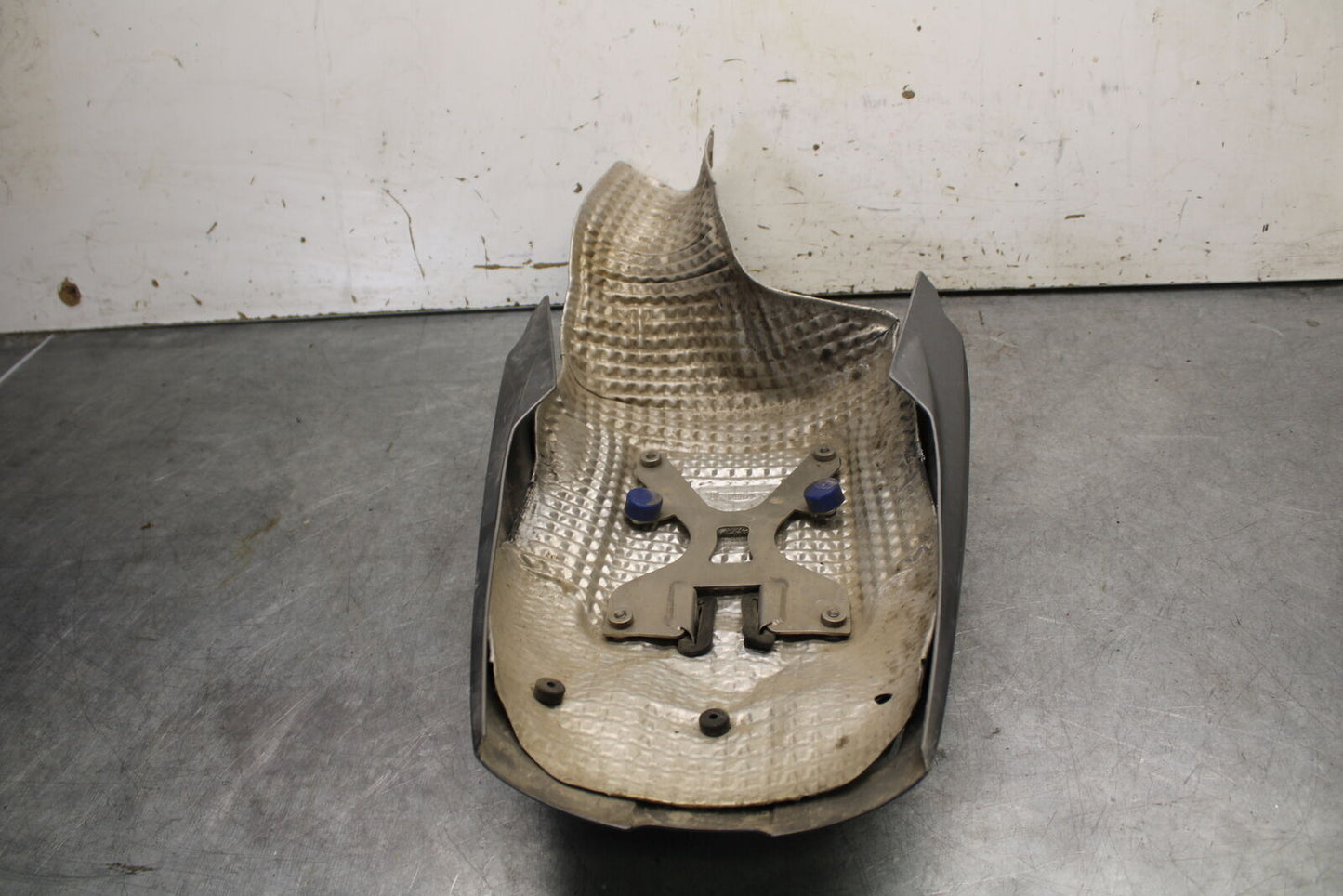 09-11 TRIUMPH DAYTONA 675 MUFFLER EXHAUST PIPE COVER HEAT SHIELD GUARD BB652