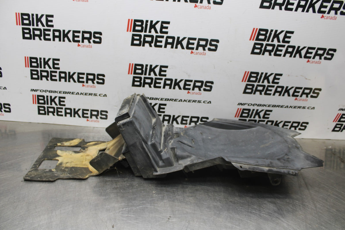 06 SUZUKI SV650S REAR BACK TAIL UNDERTAIL BATTERY TRAY PLASTIC BB783