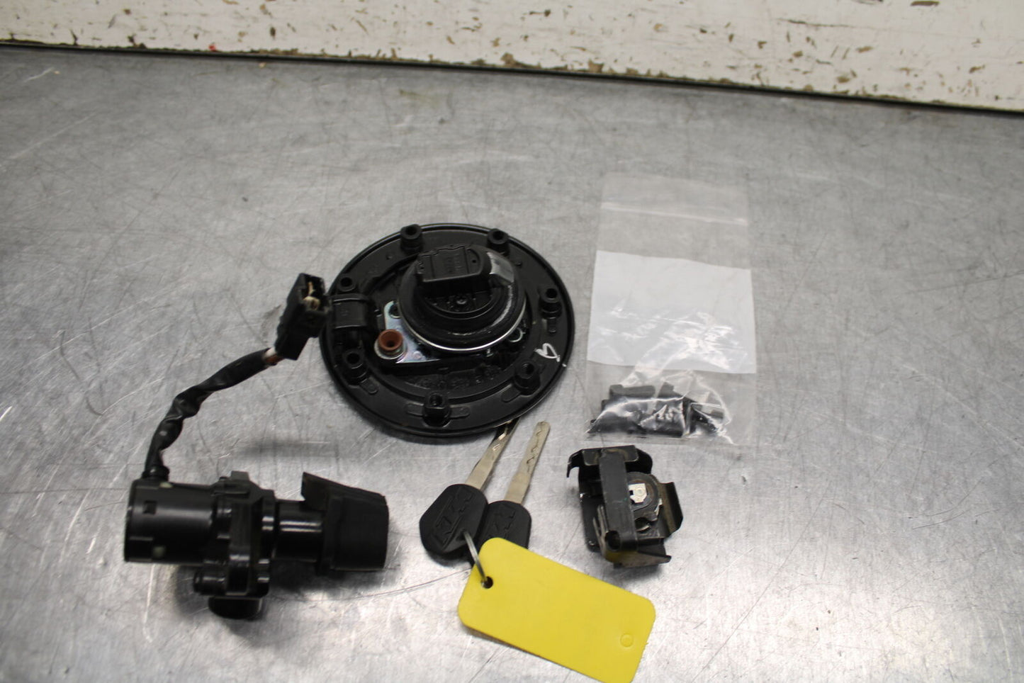 17-24 KTM 390 DUKE IGNITION LOCK KEY SET W/ GAS CAP AND SEAT LOCK BB734