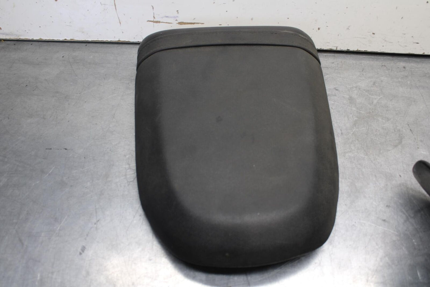 01-03 SUZUKI GSXR600 REAR BACK PASSENGER TANDEM SEAT PAD SADDLE PILLION BB621