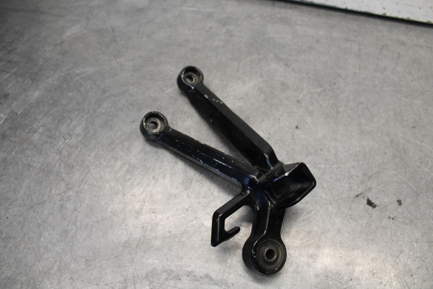04-05 SUZUKI GSXR600 RIGHT REAR BACK PASSENGER PEG BB658