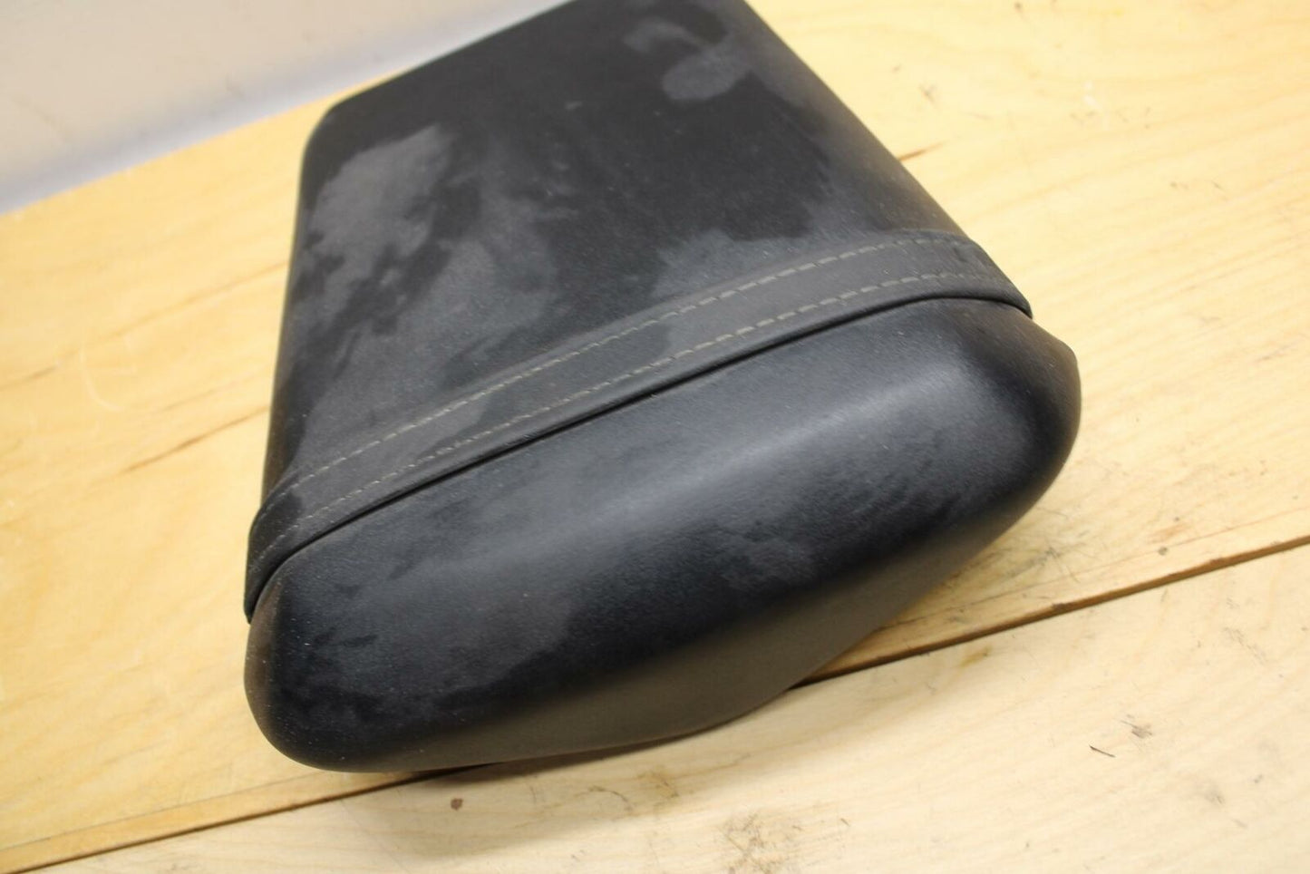 02-03 YAMAHA YZF R1 5PW REAR BACK PASSENGER TANDEM SEAT PAD SADDLE PILLION BB313