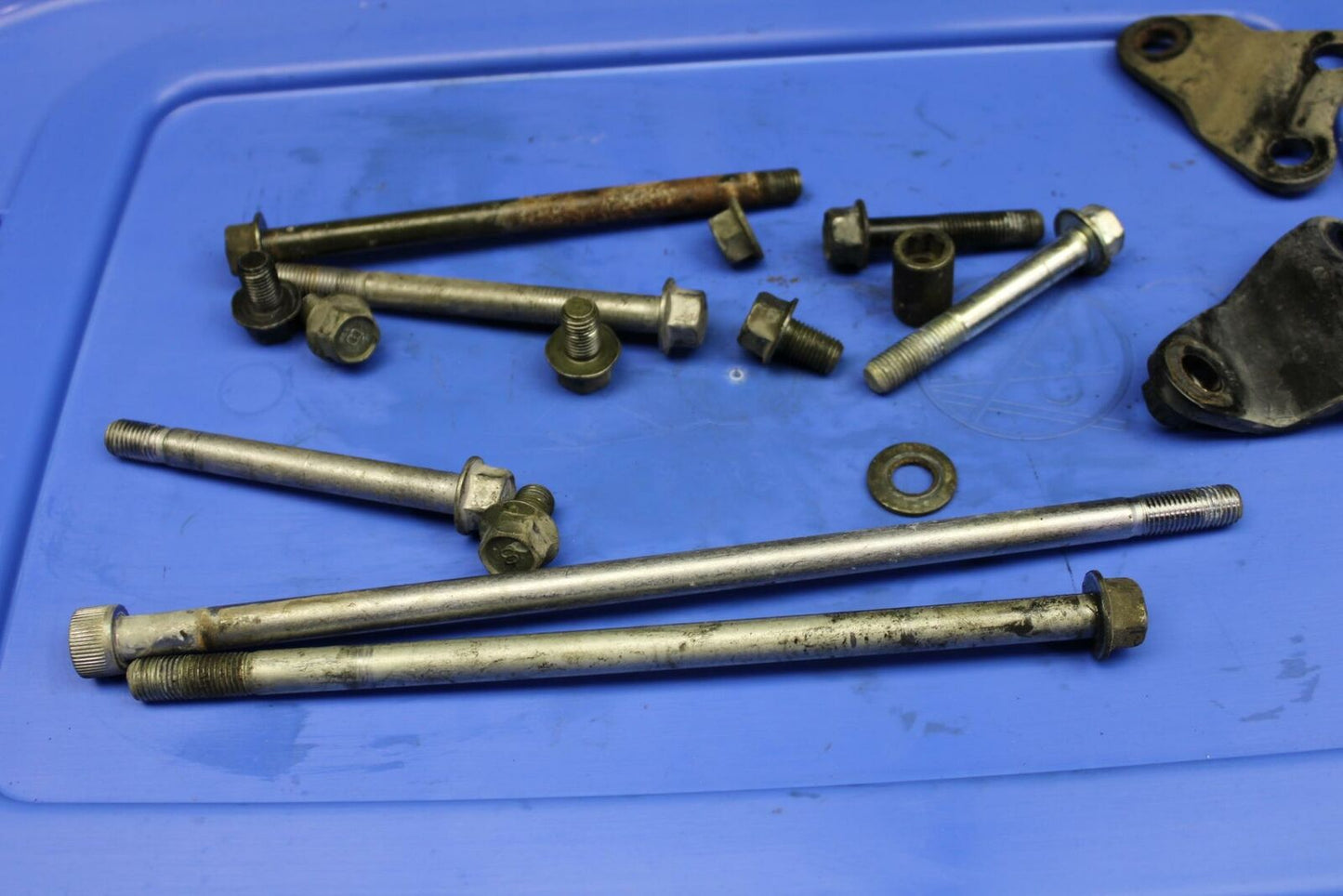 06 YAMAHA V STAR 1100 ENGINE MOUNTING BOLTS HARDWARE MOTOR SCREWS BB184