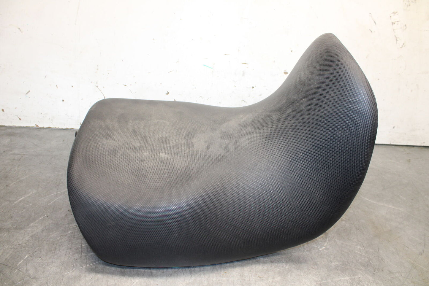 01-06 TRIUMPH TIGER 955I FRONT DRIVERS SEAT PAD SADDLE PILLION BB693