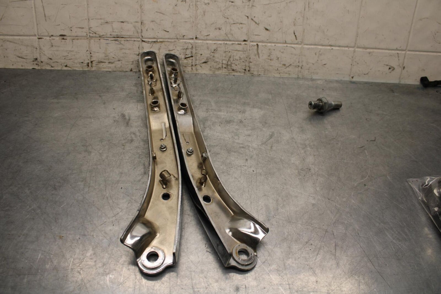 2007 Honda Shadow Spirit 1100 VT1100C REAR PASSENGER FENDER GRAB RAILS BB561